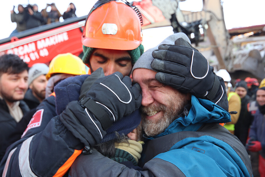 Depremin 6'ncı gününde 'Yaşıyorum' dedi, tüm ekipler seferber olmuştu... Ülkü 133 saat sonra enkazdan çıkarıldı Depremin 6'ncı gününde 'Yaşıyorum' dedi, tüm ekipler seferber olmuştu... Ülkü 133 saat sonra enkazdan çıkarıldı