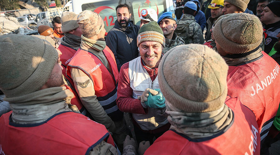 Depremin 7. gününde umut oldu... Mustafa 149 saat sonra enkazdan çıkarıldı! Depremin 7. gününde umut oldu... Mustafa 149 saat sonra enkazdan çıkarıldı!