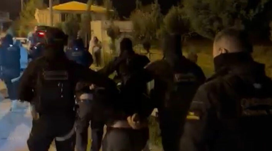 Yağmacıları tek tek yakaladılar! Özel tim Adana sokaklarında Yağmacıları tek tek yakaladılar! Özel tim Adana sokaklarında