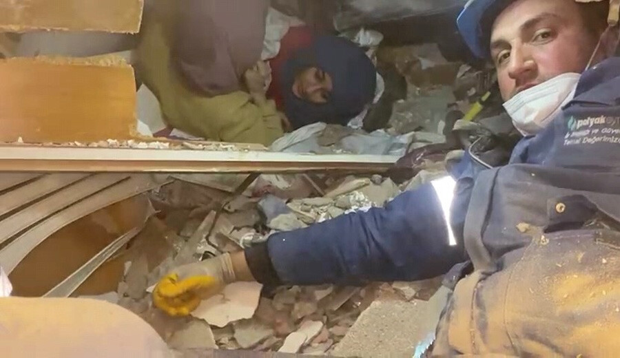 10 yaşındaki Aysima Baltacı Adıyaman'daki enkazın altından 160 saat sonra kurtarıldı 10 yaşındaki Aysima Baltacı Adıyaman'daki enkazın altından 160 saat sonra kurtarıldı