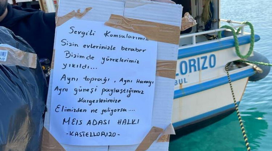 Yunan halkından Türk halkına duygulandıran not: Sizin evlerinizle beraber bizim de yüreklerimiz yıkıldı Yunan halkından Türk halkına duygulandıran not: Sizin evlerinizle beraber bizim de yüreklerimiz yıkıldı