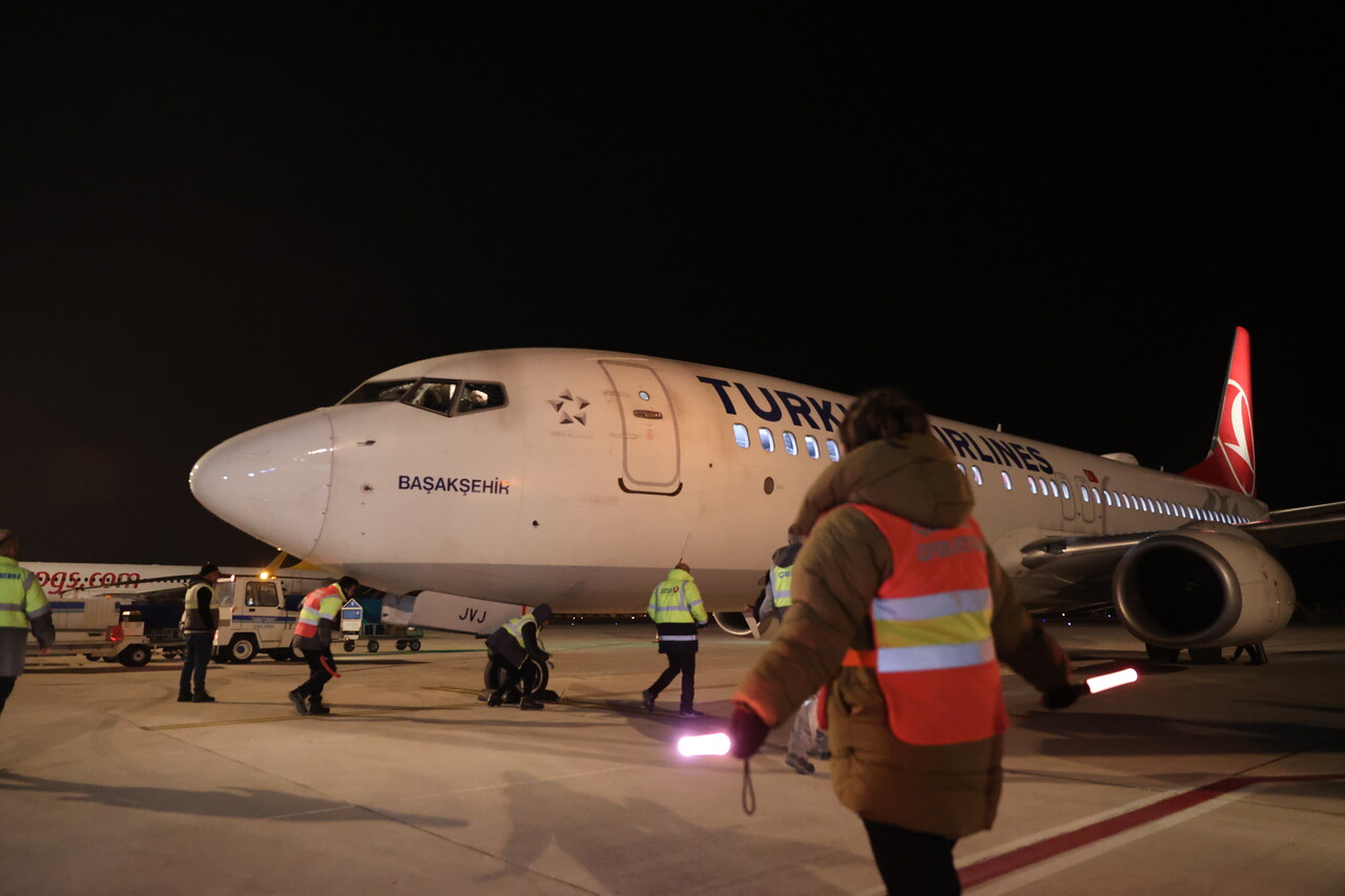 Pist jet hızında onarıldı! Hatay Havalimanı’na ilk uçuş gerçekleşti