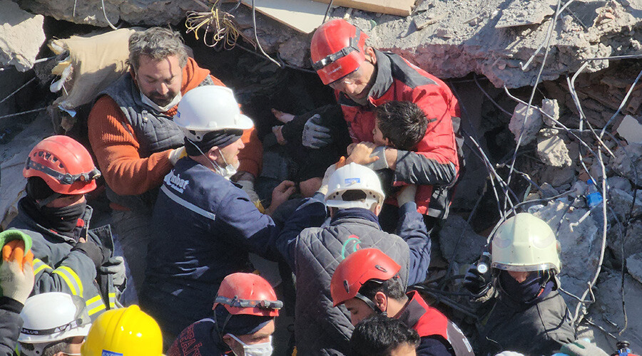 Son dakika... Depremin 152. saatinde 8 yaşındaki Ahmet kurtarıldı