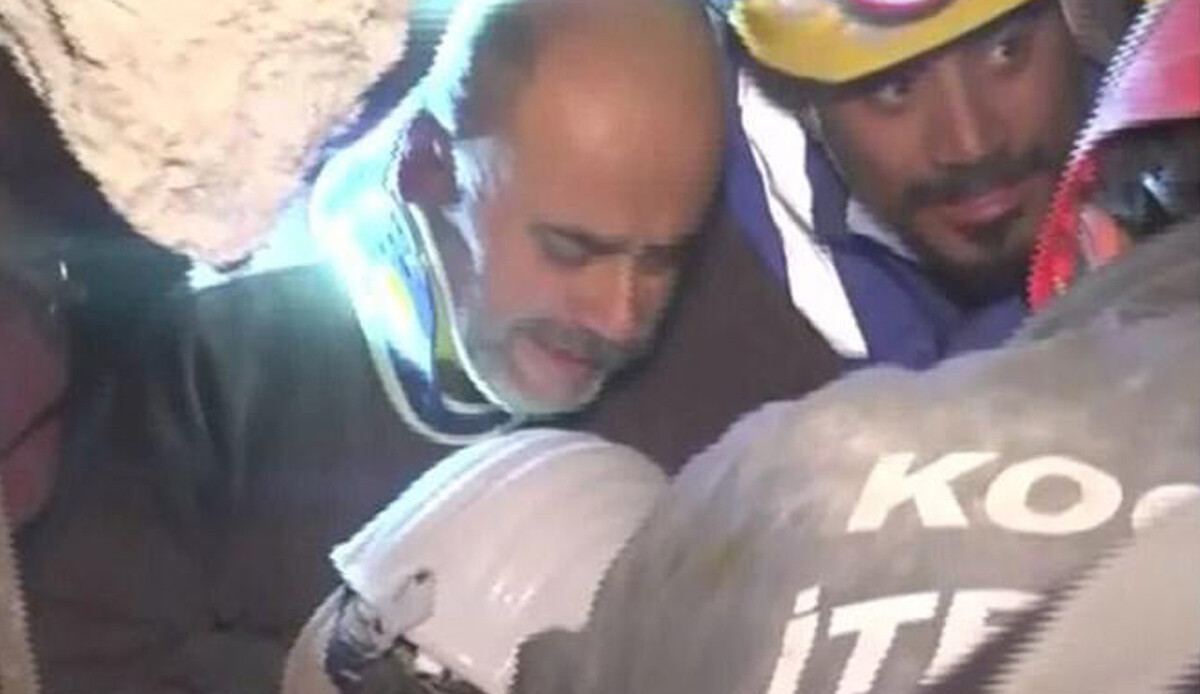 Hatay'da depremden 137 saat sonra 57 yaşındaki vatandaş enkaz altından sağ çıkarıldı Hatay'da depremden 137 saat sonra 57 yaşındaki vatandaş enkaz altından sağ çıkarıldı