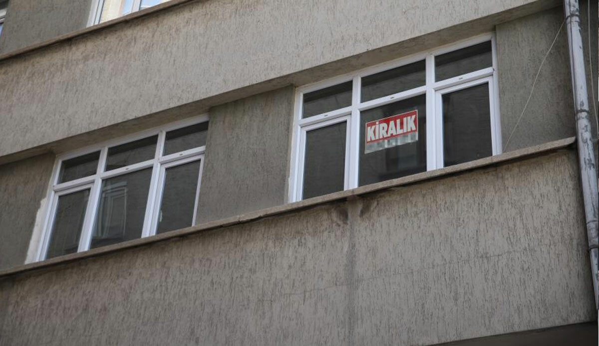 Fırsatçılar deprem dinlemedi! Elazığ’da 800 liralık daireler 4 bine çıktı: Afetzedeler dışarıda kaldı Fırsatçılar deprem dinlemedi! Elazığ’da 800 liralık daireler 4 bine çıktı: Afetzedeler dışarıda kaldı