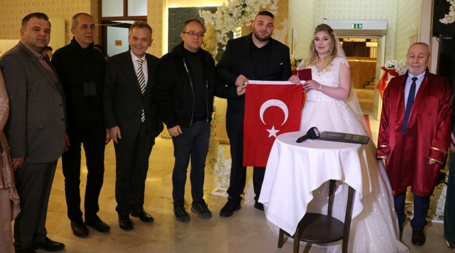 Duygulandıran hareket: Evlenen çift, düğün takılarını depremzedelere bağışladı Duygulandıran hareket: Evlenen çift, düğün takılarını depremzedelere bağışladı