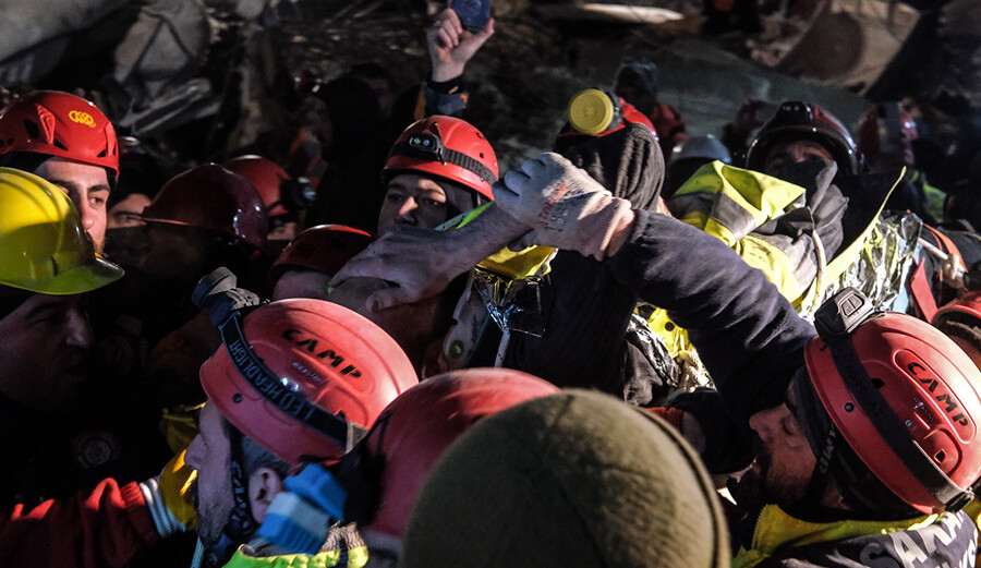 27 yaşındaki Muhammed 140. saatte hayata el salladı