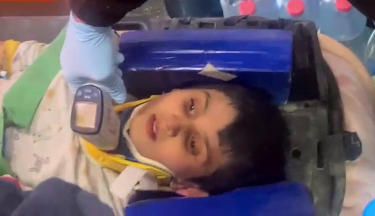 Depremin 7. gününde enkazdan çıkarılan Semih Ege 'Bana damacana su getirin, çok susadım' dedi Depremin 7. gününde enkazdan çıkarılan Semih Ege 'Bana damacana su getirin, çok susadım' dedi