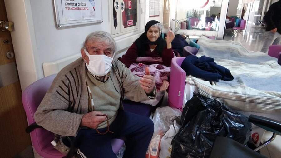 İki depreme de evde yakalanan Elif teyze: Oturup tespih çekerek 'Allah’ım sana teslimim' dedim İki depreme de evde yakalanan Elif teyze: Oturup tespih çekerek 'Allah’ım sana teslimim' dedim