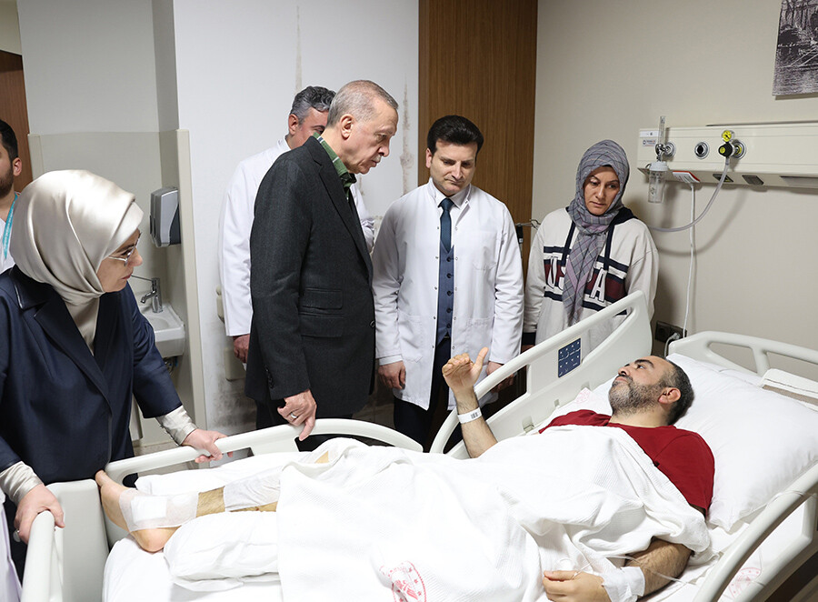 Cumhurbaşkanı Erdoğan, yaralı depremzedeleri ziyaret etti Cumhurbaşkanı Erdoğan, yaralı depremzedeleri ziyaret etti