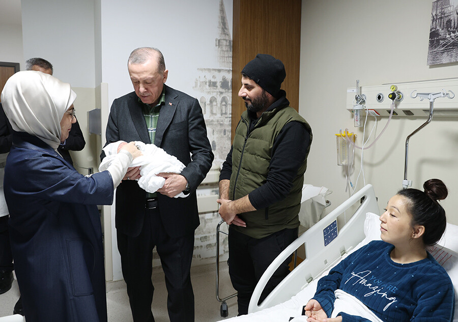 Cumhurbaşkanı Erdoğan, yaralı depremzedeleri ziyaret etti Cumhurbaşkanı Erdoğan, yaralı depremzedeleri ziyaret etti