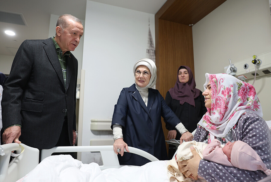 Cumhurbaşkanı Erdoğan, yaralı depremzedeleri ziyaret etti Cumhurbaşkanı Erdoğan, yaralı depremzedeleri ziyaret etti