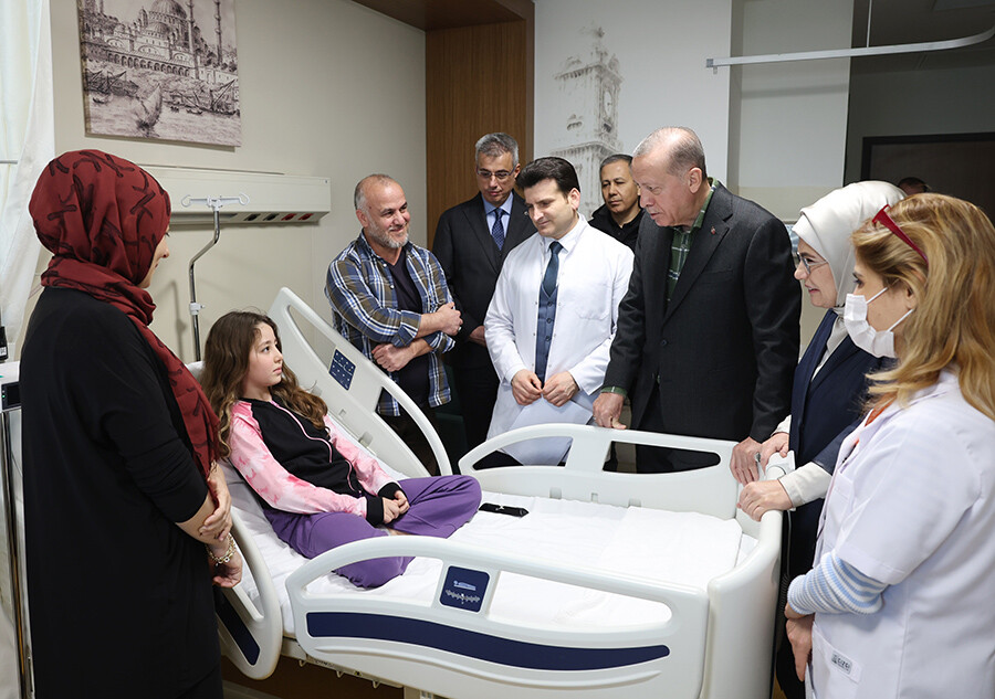 Cumhurbaşkanı Erdoğan, yaralı depremzedeleri ziyaret etti Cumhurbaşkanı Erdoğan, yaralı depremzedeleri ziyaret etti