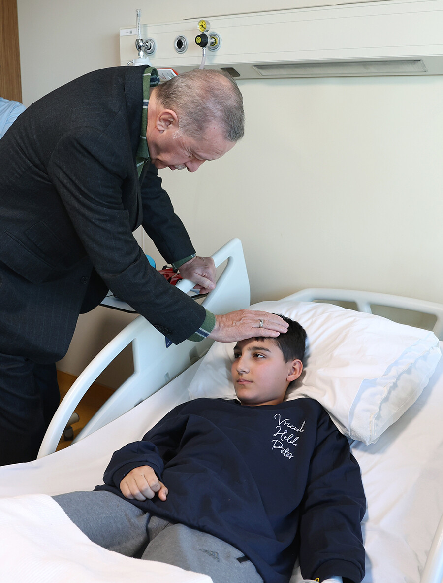 Cumhurbaşkanı Erdoğan, yaralı depremzedeleri ziyaret etti Cumhurbaşkanı Erdoğan, yaralı depremzedeleri ziyaret etti