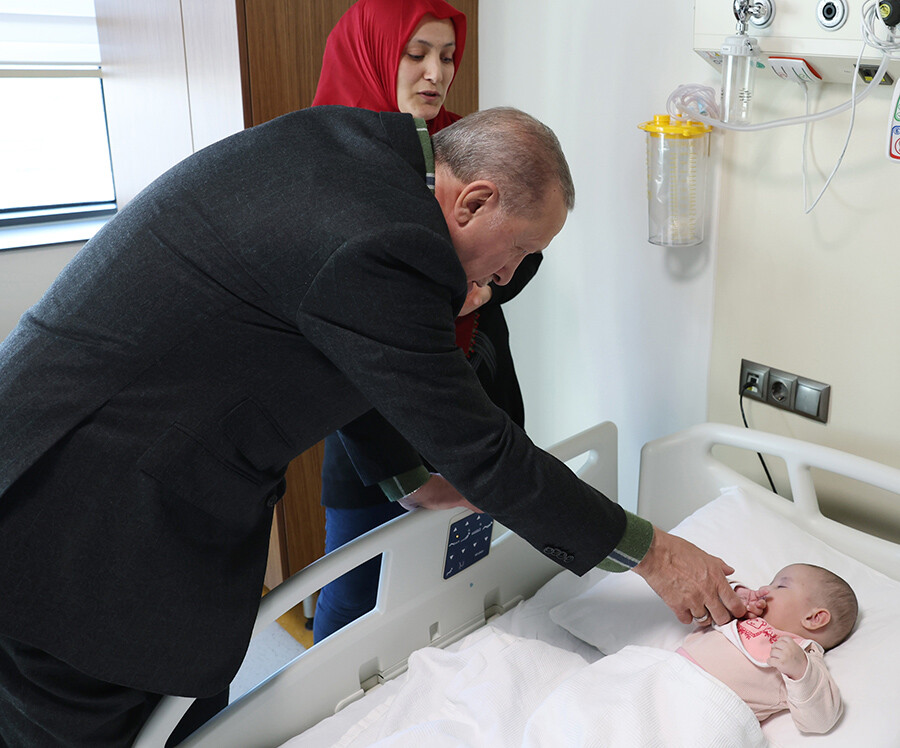 Cumhurbaşkanı Erdoğan, yaralı depremzedeleri ziyaret etti Cumhurbaşkanı Erdoğan, yaralı depremzedeleri ziyaret etti