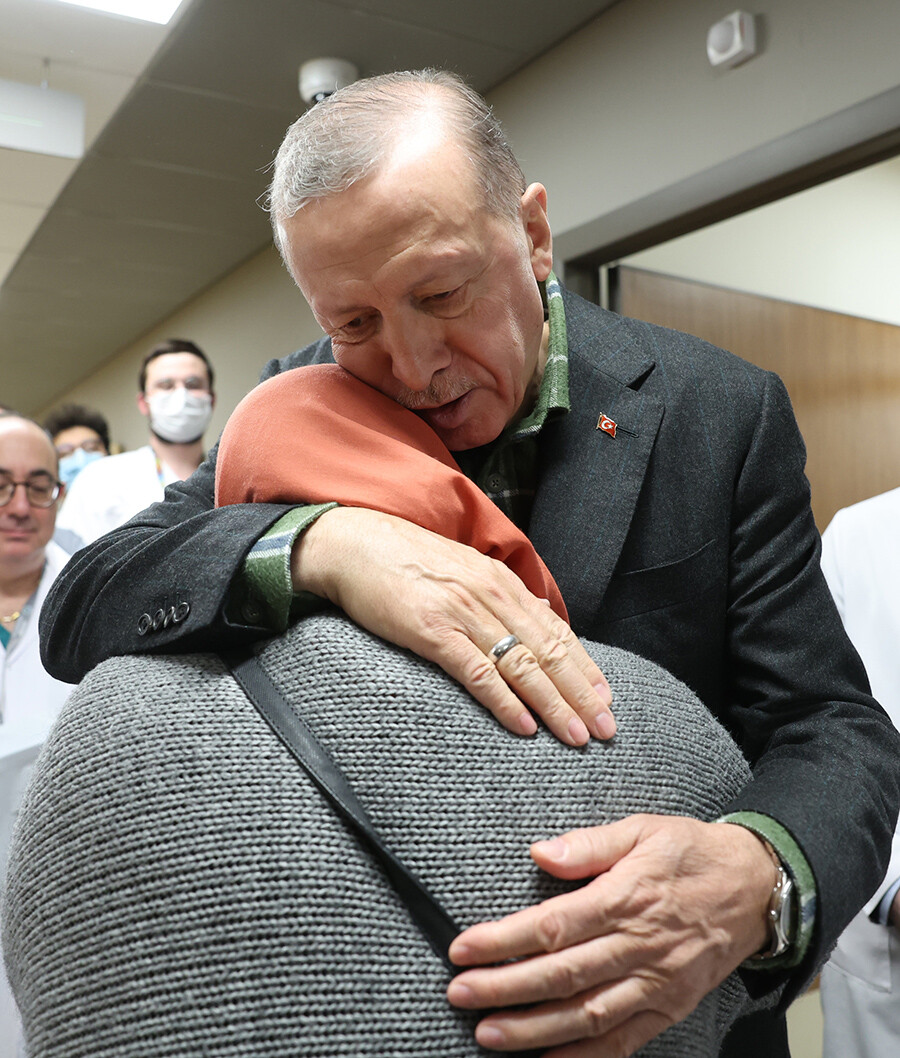 Cumhurbaşkanı Erdoğan, yaralı depremzedeleri ziyaret etti Cumhurbaşkanı Erdoğan, yaralı depremzedeleri ziyaret etti