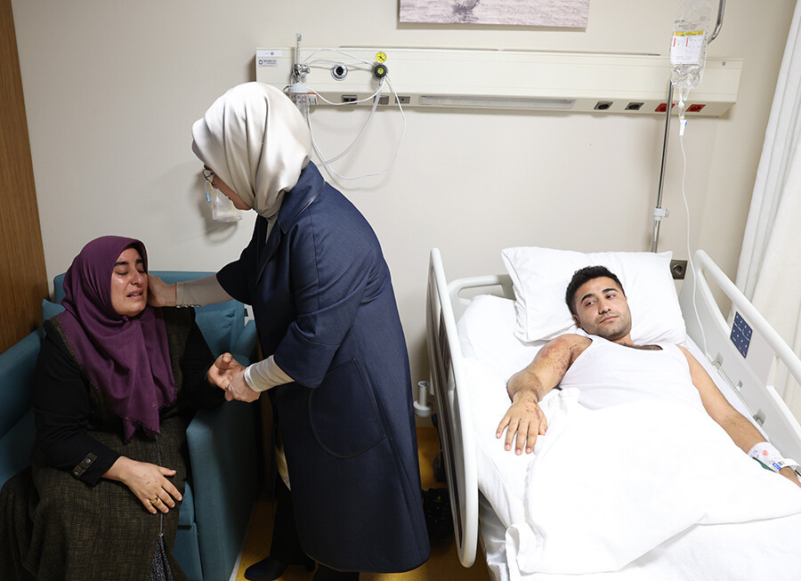 Cumhurbaşkanı Erdoğan, yaralı depremzedeleri ziyaret etti Cumhurbaşkanı Erdoğan, yaralı depremzedeleri ziyaret etti