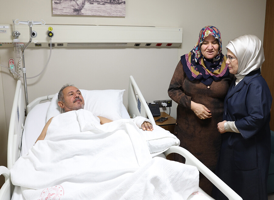Cumhurbaşkanı Erdoğan, yaralı depremzedeleri ziyaret etti Cumhurbaşkanı Erdoğan, yaralı depremzedeleri ziyaret etti
