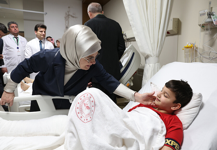 Cumhurbaşkanı Erdoğan, yaralı depremzedeleri ziyaret etti Cumhurbaşkanı Erdoğan, yaralı depremzedeleri ziyaret etti