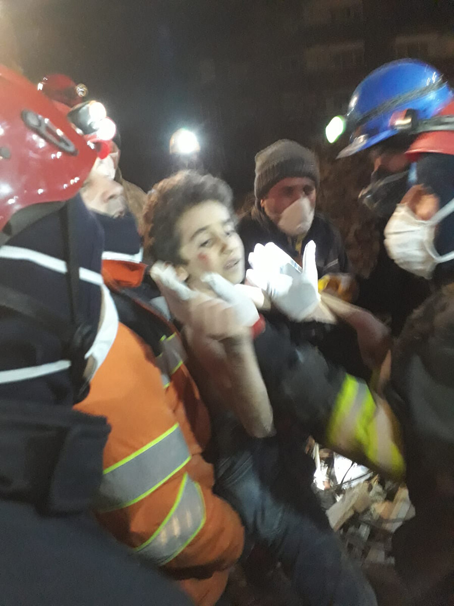 163 saat sonra güzel haber! 7 yaşındaki Mustafa enkazdan kurtarıldı 163 saat sonra güzel haber! 7 yaşındaki Mustafa enkazdan kurtarıldı