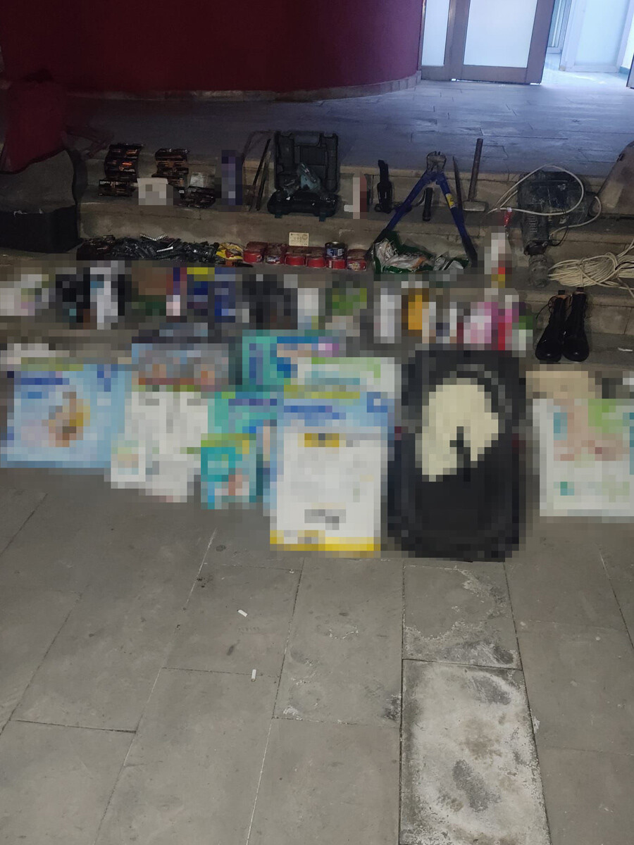 Adana'da 'deprem' hırsızlarına af yok: 10 zanlı tutuklandı Adana'da 'deprem' hırsızlarına af yok: 10 zanlı tutuklandı