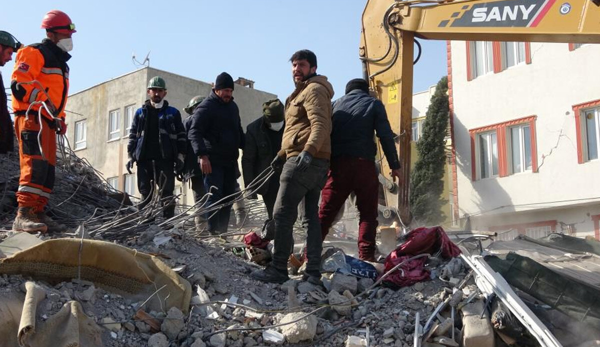 4 gün sonra kurtarılan genç, enkazlara tekrar döndü! Dinlenmek yerine can kurtarmak için gönüllü olarak göçük bölgesinde çalışıyor