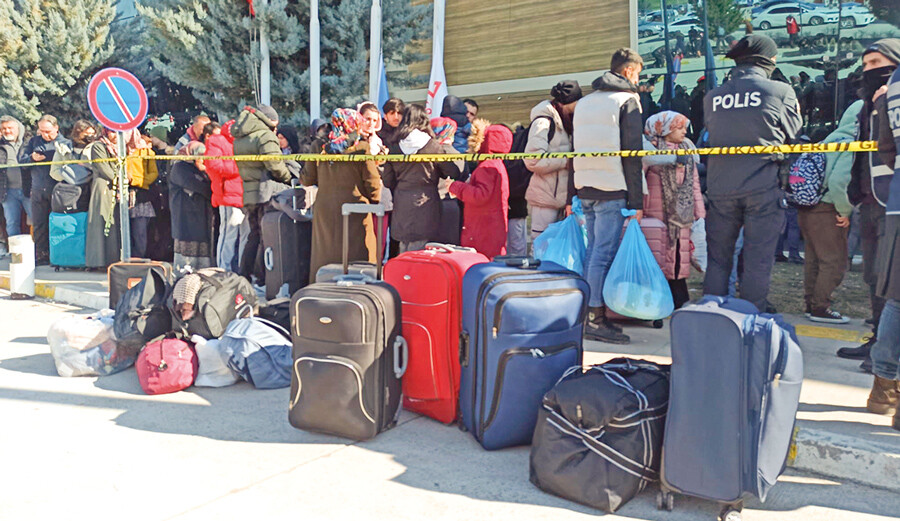 Deprem bölgelerinden kaçış var! Beş günde 25 bin kişi Adıyaman'ı terk etti Deprem bölgelerinden kaçış var! Beş günde 25 bin kişi Adıyaman'ı terk etti