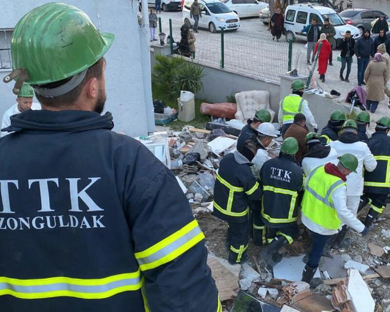 <p>Adıyaman’da depremden 90 saat sonra 8 metre derinlikten 17 yaşındaki Gülsüm’ün madenciler tarafından çıkarılması umutların gerçeğe dönüştüğü anlardan sadece bir tanesi oldu.</p>