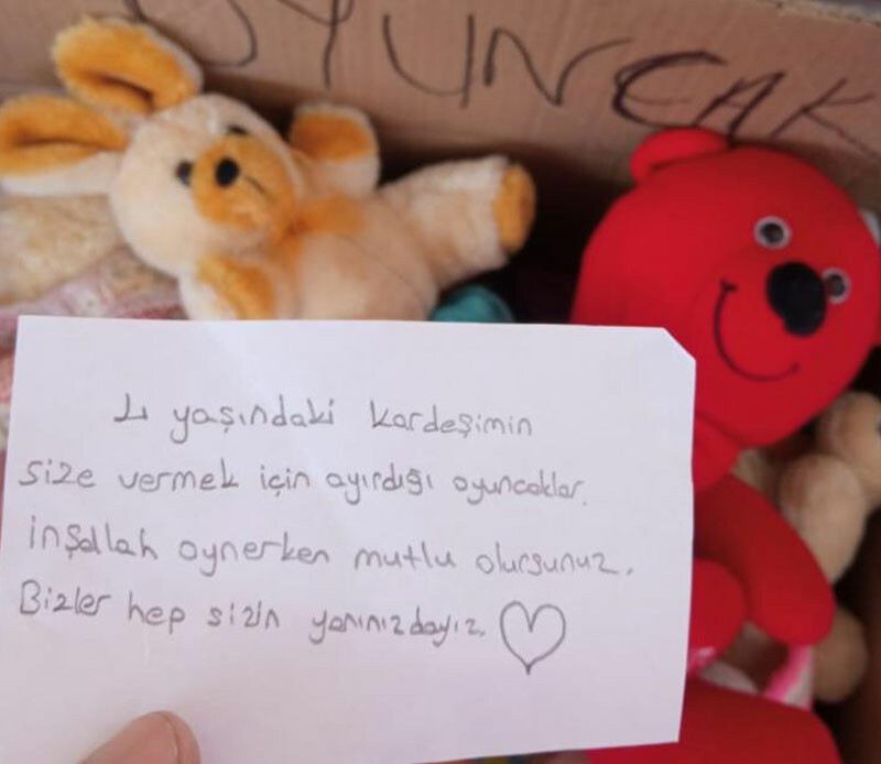  4 yaşındaki çocuktan duygulandıran not: Bizler hep sizin yanınızdayız