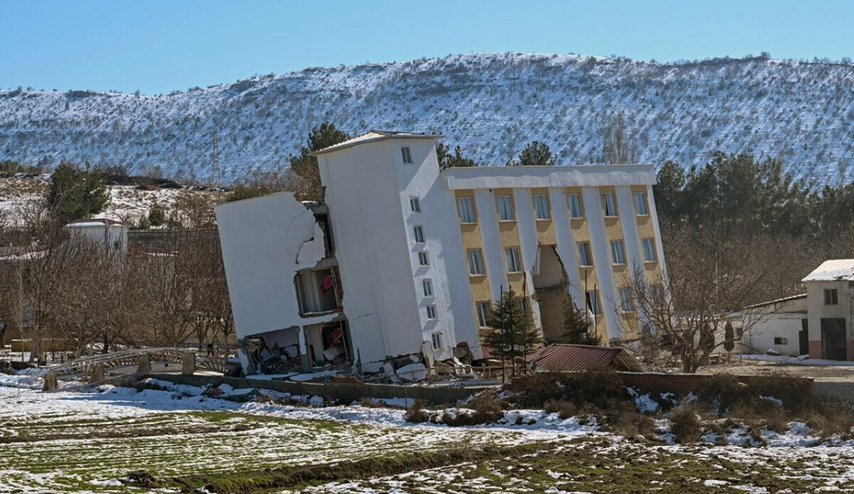 Son dakika: Deprem bölgesinde 33 bin 143 bina, 153 bin 506 bağımsız birim ağır hasarlı ve yıkık