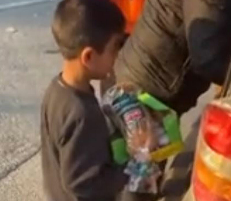 Helal olsun sana koca yürekli çocuk! Yardım noktasında minik depremzedenin hareketi duygulandırdı! Helal olsun sana koca yürekli çocuk! Yardım noktasında minik depremzedenin hareketi duygulandırdı!