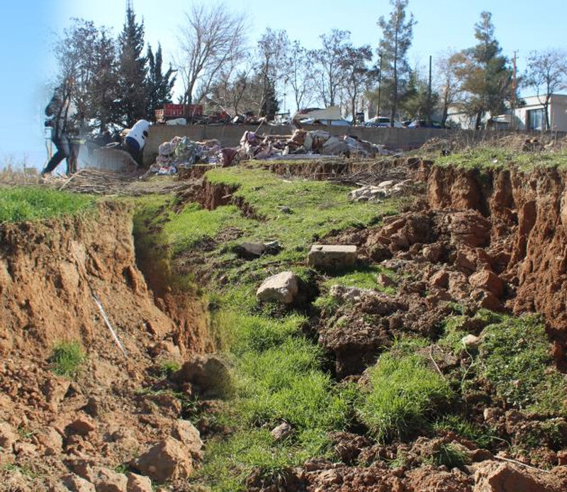 <p>7.7 ve 7.5 büyüklüğündeki 'Asrın felaketi' olarak nitelendirilen merkez üssü Kahramanmaraş Pazarcık merkezli depremler bölgeyi adeta yıktı geçti ve depremin 9. gününde umutlu bekleyiş sürüyor.</p>