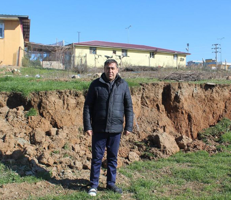 <p>İslahiye ilçesinden geçen fay hattı, geçtiği 12 kilometrelik güzergah boyunca çevresini savaş alanına çevirdi.</p>