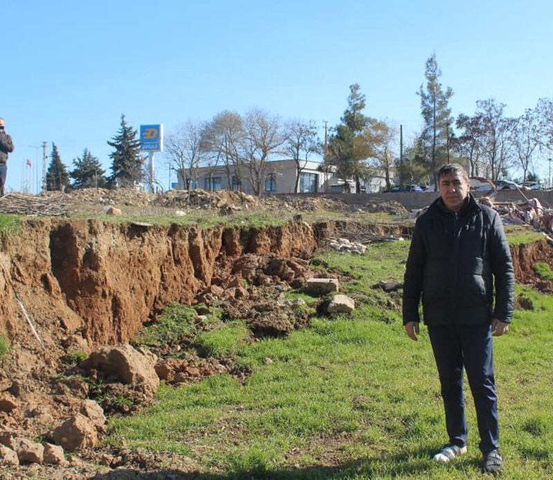 <p> Burada deprem büyük yıkıma neden oldu. Hatta öyle ki fay hattının geçtiği nokta adeta yıktı geçti. </p>