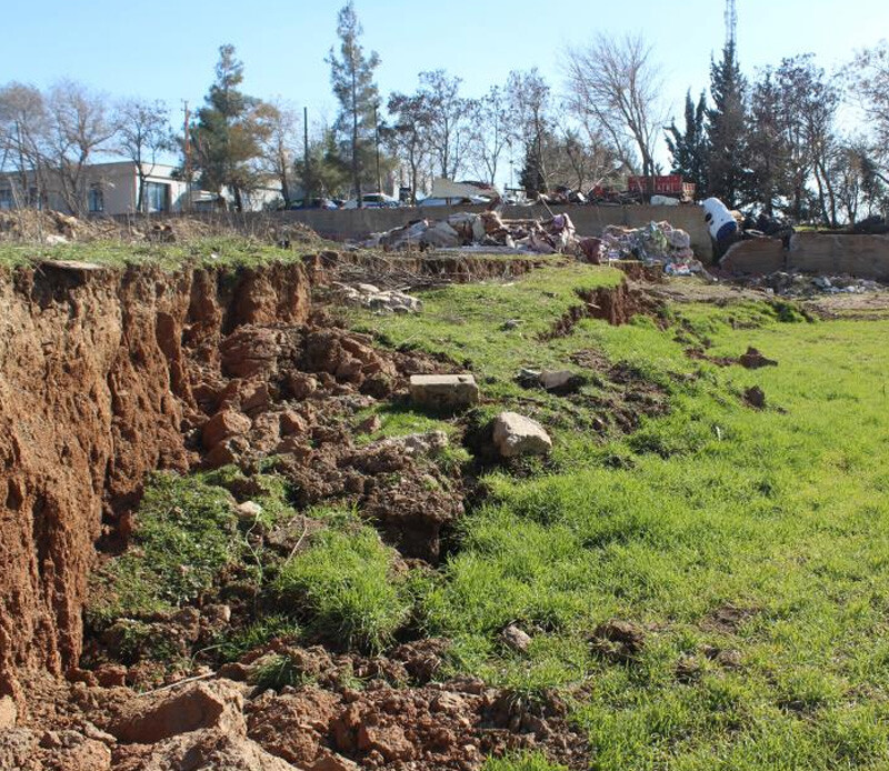 <p>Hastane bahçesindeki tonlarca ağırlıktaki beton zemin bloklarını halı gibi etrafa savuran fay hattı, hastanenin yanındaki arazide ise 2 metrelik çökmeye neden oldu. </p>