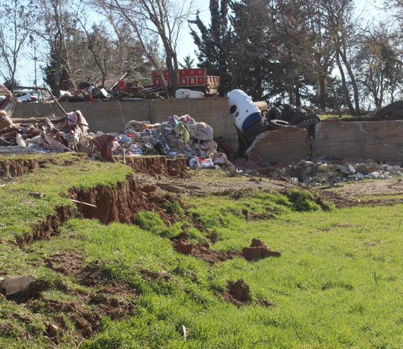 <p>Fevzipaşa Mahallesi’nden başlayan ve şimdilik tespit edilen 12 kilometrelik fay hattı, İslahiye Devlet Hastanesi bahçesinden arazilere ulaşan çatlağa neden oldu. </p>