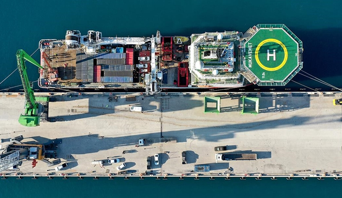 Doğal gaz için çalışan "Mukavemet" bu kez depremzedeler için görevde! 100 metre uzunluğunda,16 tırlık yük alıyor