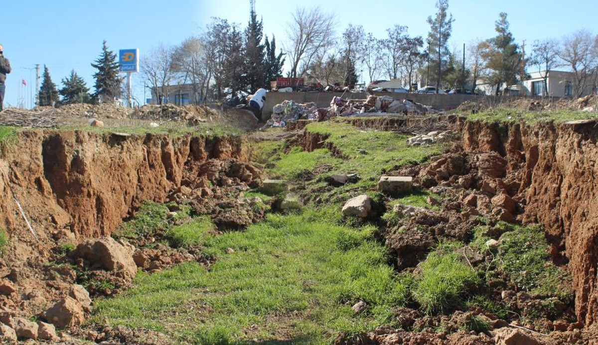 Depremin yeni görüntüleri ortaya çıktı! Fay hattı her yeri savaş alanına çevirdi: Zemin bloklar halı gibi savruldu, ağaçlar kökünden söküldü