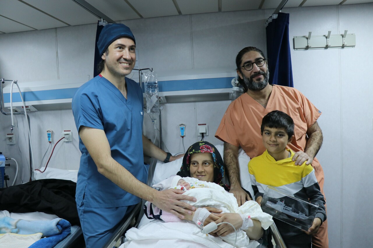 Dünyada ve Türkiye’de ilk! Hatice dünyaya gözlerini savaş gemisinde açtı