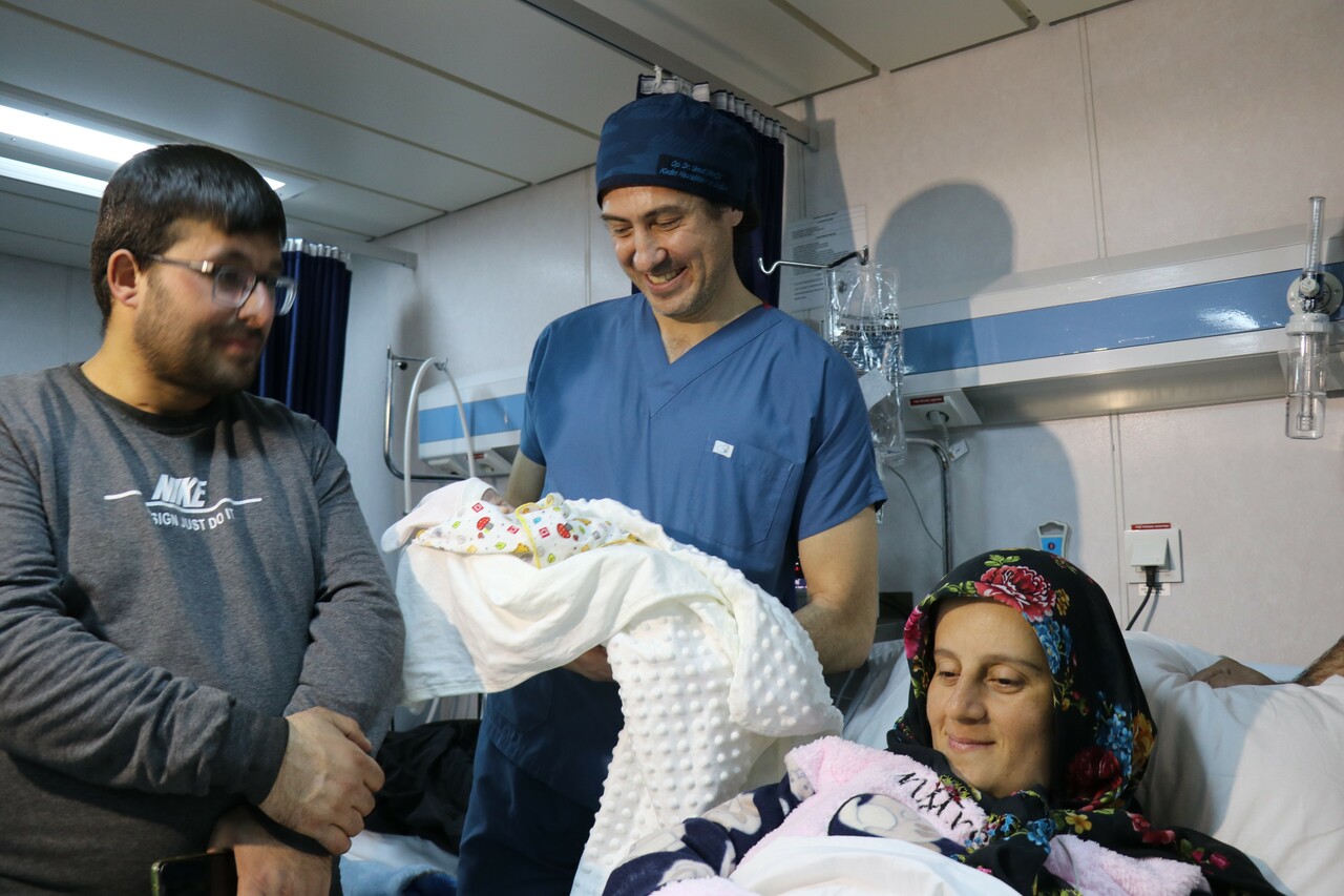 Dünyada ve Türkiye’de ilk! Hatice dünyaya gözlerini savaş gemisinde açtı