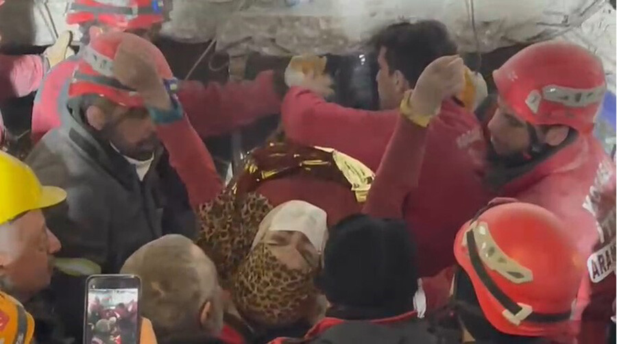 Enkazdan 209 saat sonra kelime-i şahadet getirerek çıktı Enkazdan 209 saat sonra kelime-i şahadet getirerek çıktı