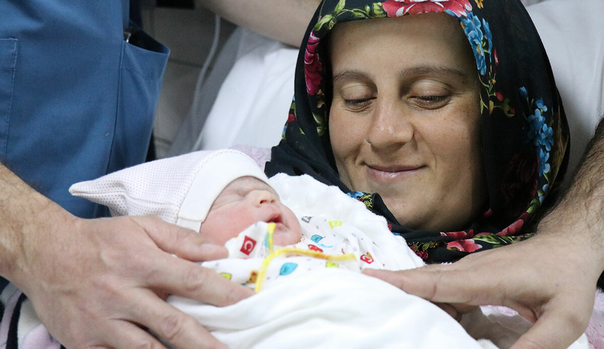 Dünyada ve Türkiye’de ilk! Hatice dünyaya gözlerini savaş gemisinde açtı