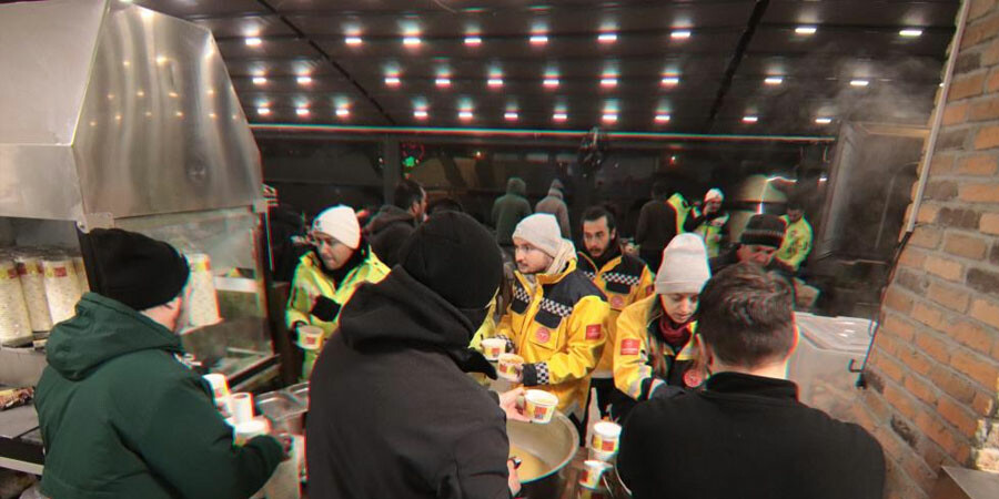 Ünlü şef depremzedeler ve gönüllüler için harekte geçti: Depremin merkez üssünde Yeniden Hayat Lokantası