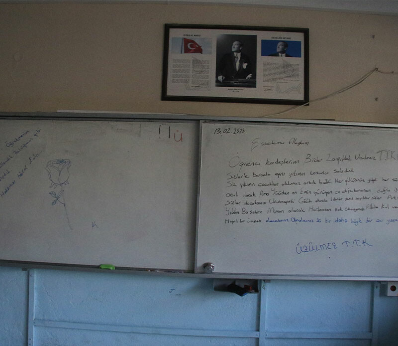 <p>Keşke elimizden daha fazlası gelebilseydi. Hepinizi çok seviyoruz.<strong> Sizlerden bir isteğimiz var. Derslerinize iyi çalışıp aranızdan çok iyi mühendisler çıksın ki güzel sağlam binalar inşa edin</strong>. Edin ki başka analar babalar çocuklar ağlamasın. Yetim öksüz kalmasın. Sizlere güveniyoruz. <strong>Öğretmeninize güvenin ve ona sıkıca sarılın.</strong><strong>Not sevgili öğretmenim bizler sınıfları kullandık. İmkanlarımız nispetinde temiz bırakmaya çalıştık. Ne yazık ki su ve elektrik olmadığından biraz kirli bırakmış olabiliriz. Hakkınızı helal edin. TTK Üzülmez