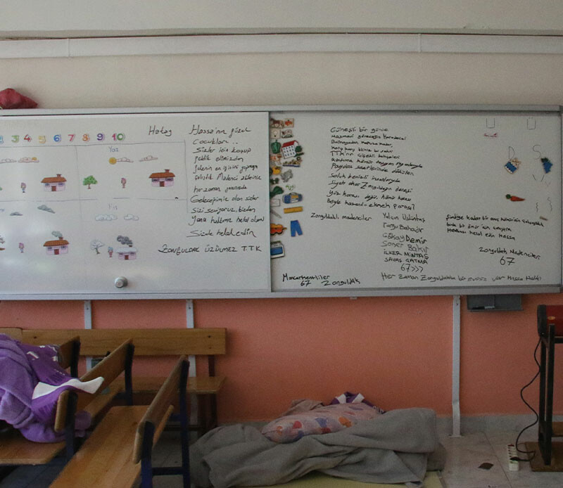 <p>Hatay'ın Hassa ilçesinde Mehmet Akif Ersoy İlkokulu'na gelen TTK Üzülmez Müessese Müdürlüğü ekipleri sınıflarda konakladı. Sıraları birleştirerek uyuyan maden işçileri, ertesi gün hızla yeniden arama kurtarma çalışmalarına katıldı. </p>