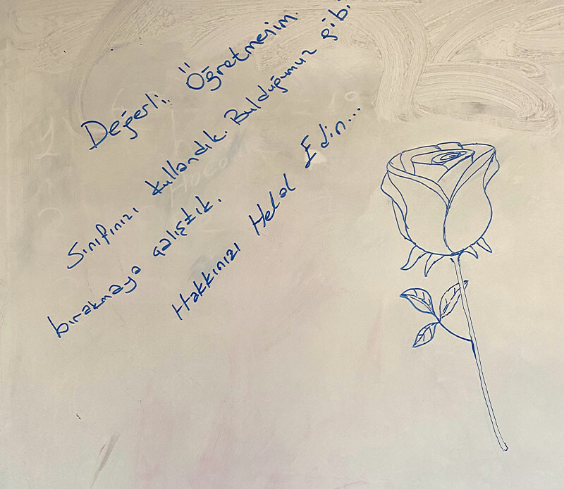 <p>Maden işçileri konakladıkları sınıfların tamamının tahtalarına duygulandıran notlar bıraktı. Madenciler, dinlenmek için kaldıkları okulun sınıflarındaki tahtalarına yazdıkları yazılarla helallik istediler.</p>