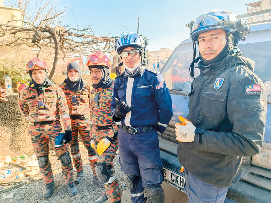 Millet dimdik sahada! Deprem bölgesinde inanılmaz seferberlik