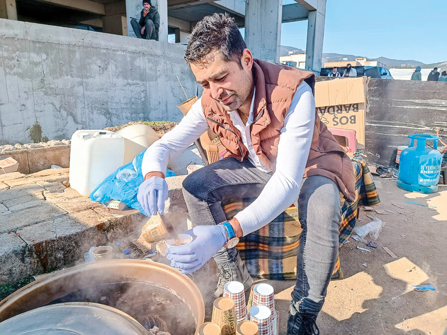 Millet dimdik sahada! Deprem bölgesinde inanılmaz seferberlik