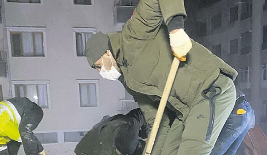 Mehmet Topal enkaz çalışmasında! Memleketi Malatya'yı yalnız bırakmadı