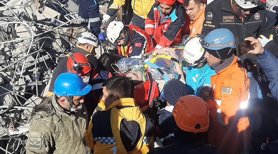 198 saat sonra enkazdan çıkarıldı ilk isteği su ve et oldu: Depremin 9. gününde kurtarılan Muhammed Cafer el sallayarak 'iyiyim' dedi